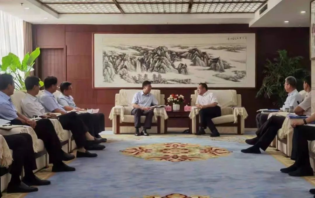 渭南市委、市政府領(lǐng)導(dǎo)會(huì)見嚴(yán)鑒鉑董事長(zhǎng)